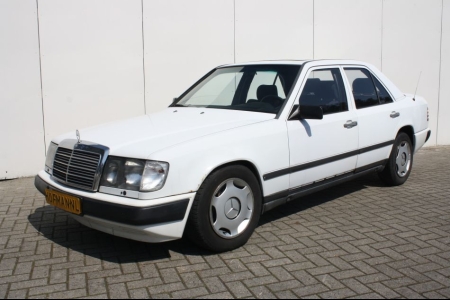 Mercedes-Benz 200-serie 300 D thumbnail 1