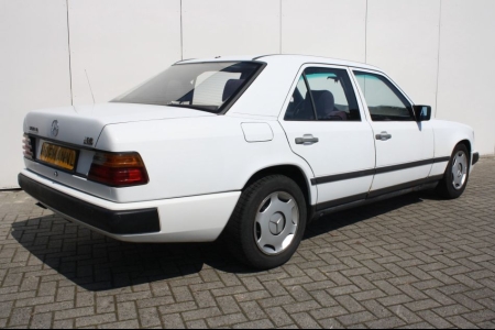 Mercedes-Benz 200-serie 300 D thumbnail 2