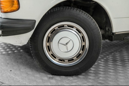 Mercedes-Benz 300d w123 300 D 5 cyl. thumbnail 4