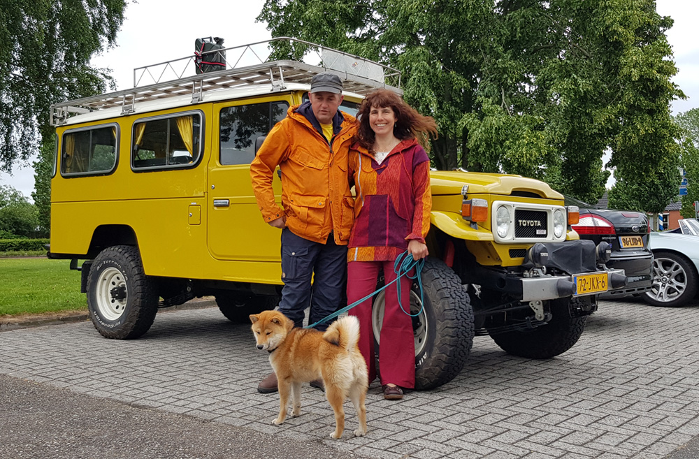 Mark, Debbie en hond Jihan, Toyota Land Cruiser FJ40 @hofman.nl