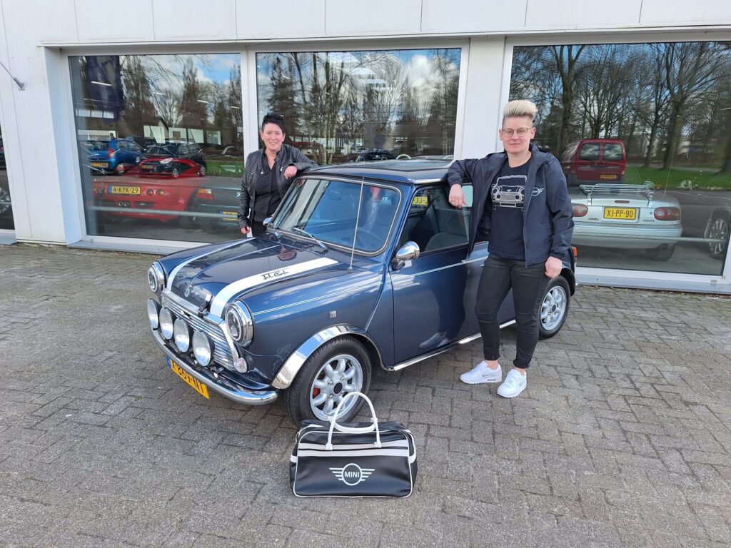 Ingrid en Anita - Mini Cooper MKII 1991