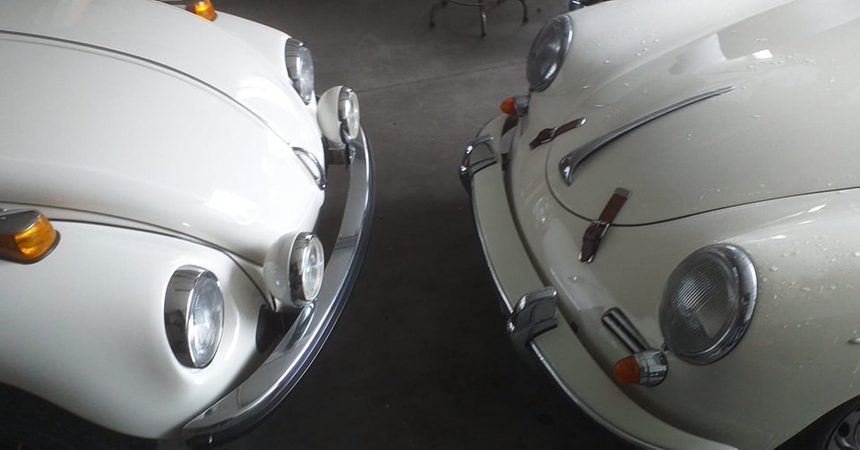 Kever cabrio en Porsche 356 in een intiem onderonsje