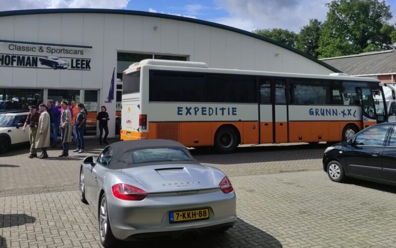 Bezoek van een bijzondere geklede groep mannen met bijzonder vervoer