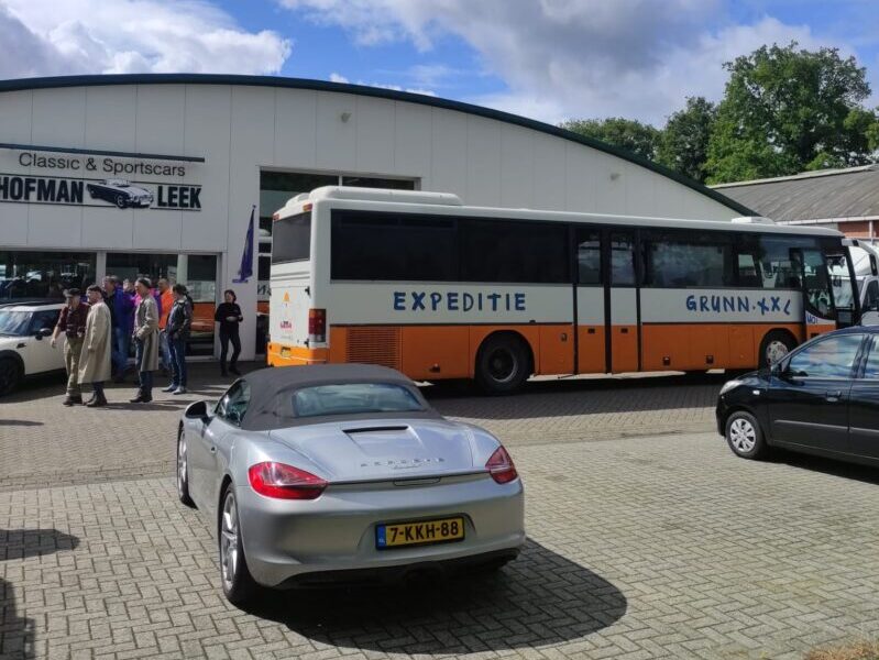 Bezoek van een bijzondere geklede groep mannen met bijzonder vervoer in onze showroom @hofmanleek.