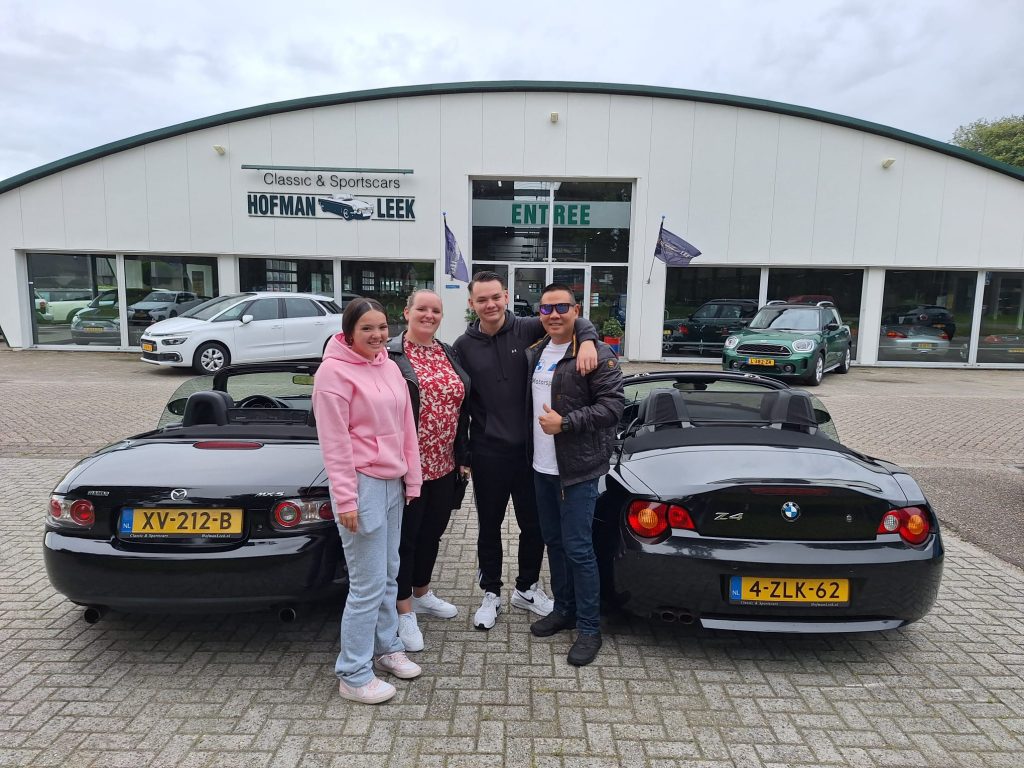 Cabrio huren? Deze gezellige familie huurt vandaag twee cabrio's om heerlijk met elkaar te genieten van het zonnetje. 