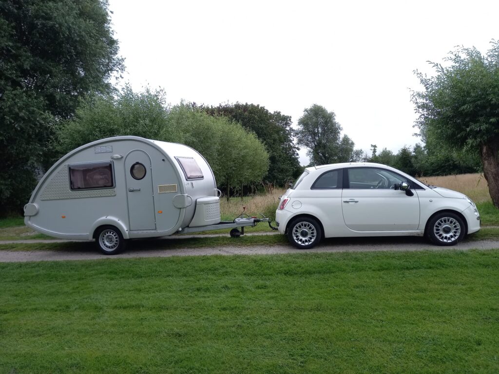 Roelf en Margje Reitsema - Fiat 500 uit 2010 met T@B 320 caravan