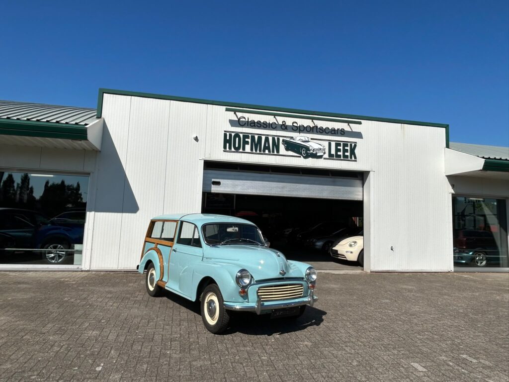 De baby blauwe Morris Minor Traveller