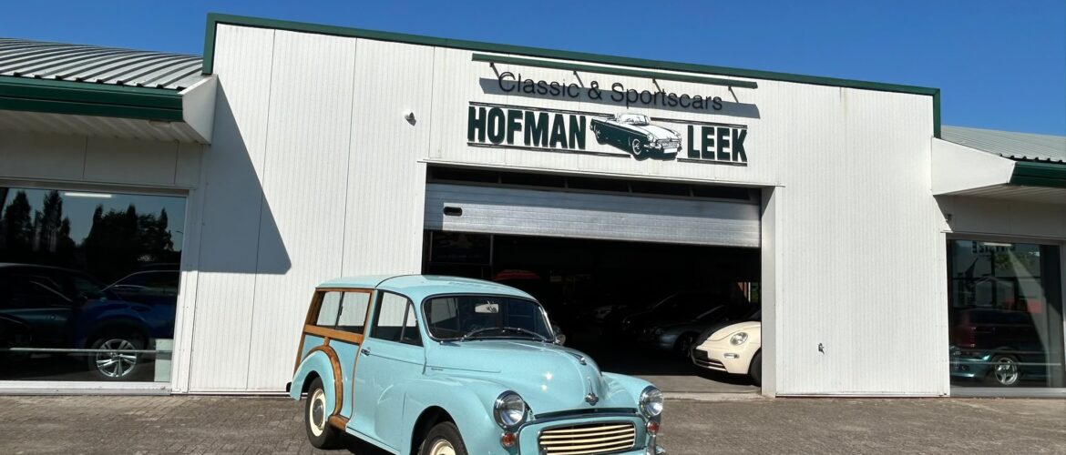 De baby blauwe Morris Minor Traveller
