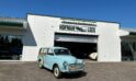 De baby blauwe Morris Minor Traveller
