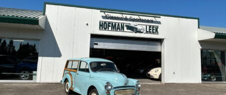 De baby blauwe Morris Minor Traveller